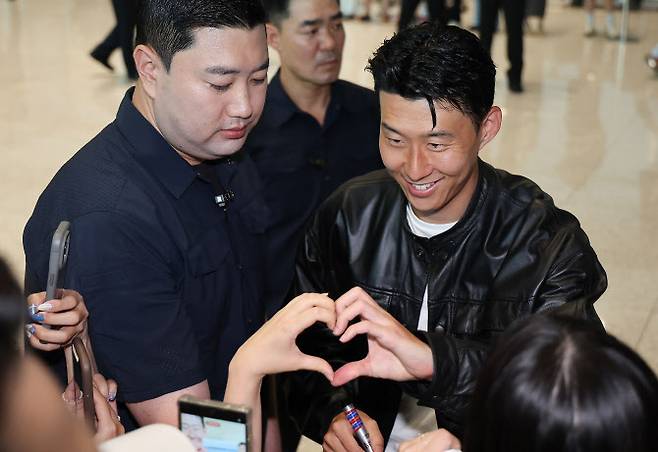 토트넘과의 결별 소식을 전한 손흥민이 5일 인천 영종도 인천국제공항 2터미널 출국장으로 향하며 팬과 손하트하고 있다. 손흥민은 미국프로축구(MLS) 로스앤젤레스FC(LAFC) 입단이 유력한 것으로 알려졌다. 사진=연합뉴스