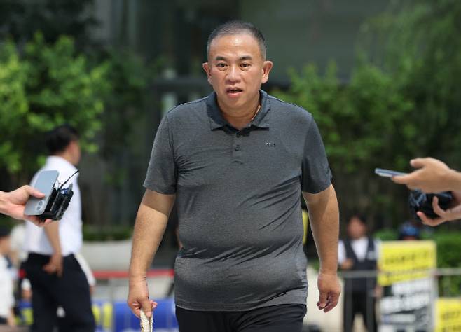 공천개입 의혹을 받는 정치 브로커 명태균씨가 지난 1일 뇌물공여 혐의 피의자 신분으로 조사를 받기 위해 서울 종로구에 위치한 김건희 특검 사무실로 출석하고 있다. (사진=연합뉴스)