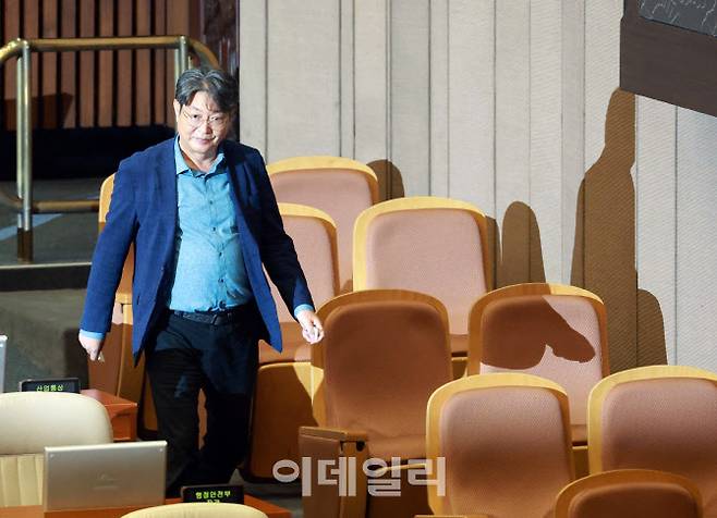 [이데일리 노진환 기자] 이춘석 더불어민주당 의원이 5일 오후 서울 여의도 국회 본회의에서 방송법 일부개정법률안(대한)에 대한 무제한토론 종결동의의 건에 대해 투표하고 있다.