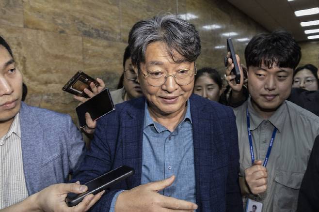 차명 주식거래 의혹이 제기된 국회 법제사법위원장 더불어민주당 이춘석 의원이 5일 국회에서 열린 본회의에 참석한 뒤 본회의장을 빠져나가다 취재진 질문을 받고 있다. (사진=연합뉴스)