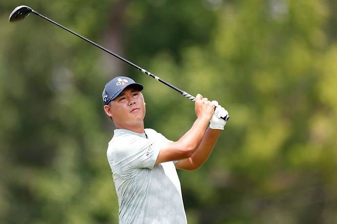 미국 노스캐롤라이나주 그린즈버러 – 2025년 8월 1일, 대한민국의 김시우가 2025 윈덤 챔피언십 2라운드에서 세지필드 컨트리클럽 11번 홀 티샷을 하고 있다.