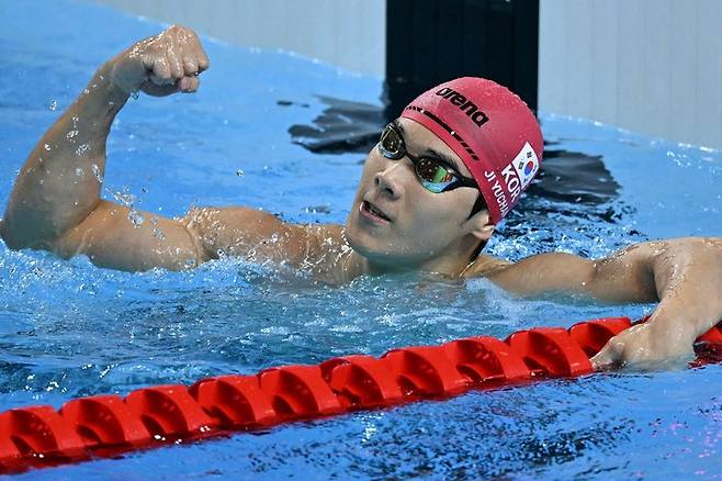 대한민국 수영선수 지유찬이 2025년 8월 1일 싱가포르에서 열린 2025 세계수영선수권대회 남자 50m 자유형 준결승전에서 이스라엘의 메이론 아미르 체루티와의 재경기에서 승리한 뒤 환호하고 있다. (