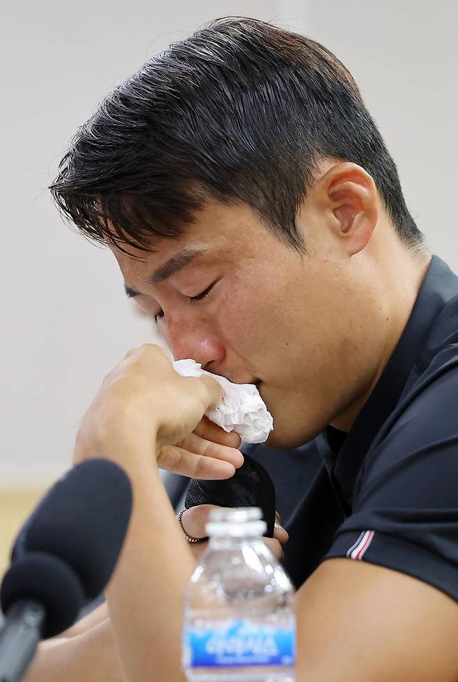 기자회견 당시 눈물을 흘리는 손준호의 모습