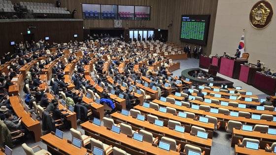 비상계엄 해제를 위해 국회의원들이 본회의장에 모여있다. 〈출처:연합뉴스〉