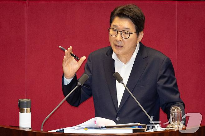 신동욱 국민의힘 의원이 4일 서울 여의도 국회에서 열린 제427회 국회(임시회) 3차 본회의에 상정된 방송법 일부개정법률안(대안)에 대한 무제한 토론(필리버스터)을 하고 있다. 2025.8.4/뉴스1 ⓒ News1 유승관 기자