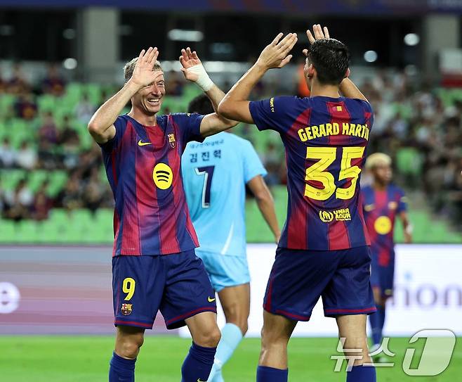 In the afternoon of the 2025 FC Barcelona Asia Tour Daegu FC and FC Barcelona at the Daegu Stadium in Suseong -gu, Daegu on the 4th, FC Barcelona Levandowski scored the team's second goal and high five with Gerard Martin. 2025.8.4/News1 ⓒ News1 Koo Yoon -sung