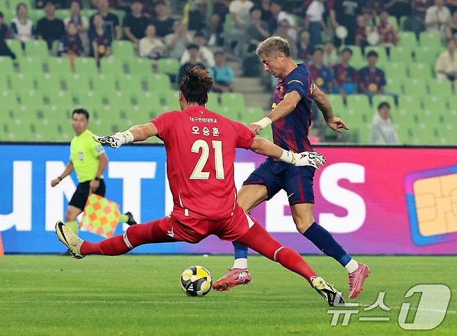 On the 4th afternoon, FC Barcelona Levandowski is breaking through the 2025 FC Barcelona Asia Tour Daegu FC and FC Barcelona at Daegu Stadium in Suseong -gu, Daegu. 2025.8.4/News1 ⓒ News1 Koo Yoon -sung