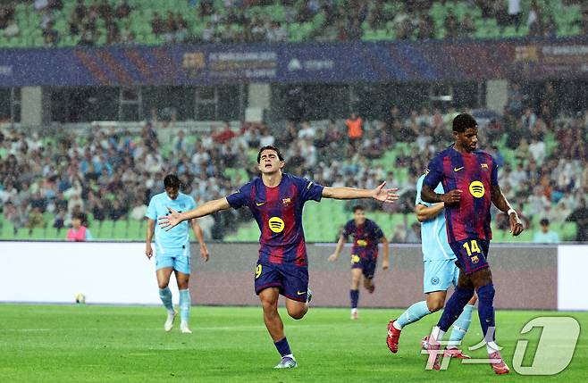 In the afternoon of the 2025 FC Barcelona Asia Tour, Daegu FC and FC Barcelona at the Daegu Stadium in Suseong -gu, Daegu on the 4th, FC Barcelona Antonio Fernandez scored the fourth goal with the team. 2025.8.4/News1 ⓒ News1 Koo Yoon -sung
