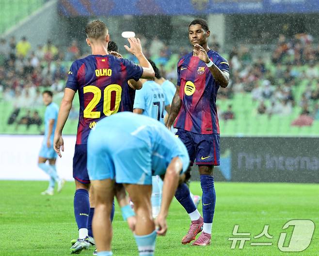 In the afternoon of Daegu Stadium in Daegu, Daegu, the 2025 FC Barcelona Asia Tour Daegu FC and FC Barcelona played the fifth goal of the team after the team's fifth goal. 2025.8.4/News1 ⓒ News1 Koo Yoon -sung