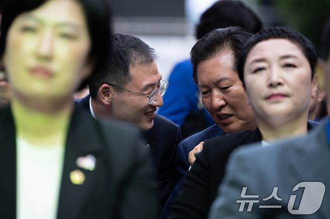 지난 5월 17일 정청래 더불어민주당 의원과 김상욱 무소속 의원이 광주 동구 금남로에서 열린 5·18 광주민주화운동 45주기 전야제에서 대화를 하고 있다. 2025.5.17/뉴스1 ⓒ News1 이재명 기자