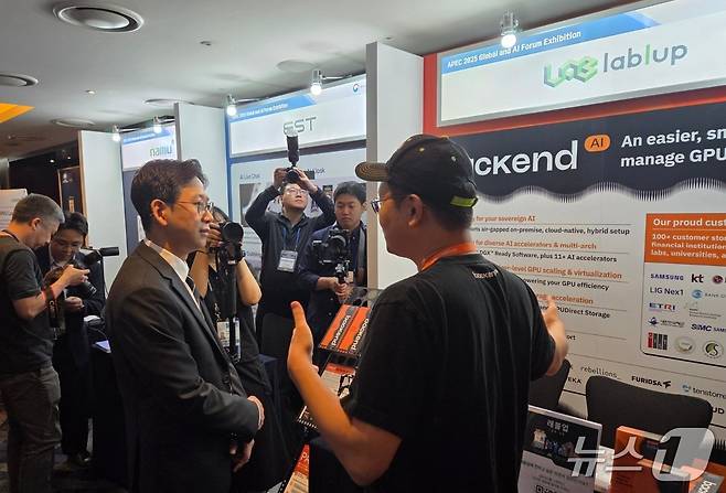 배경훈 과기정통부 장관이 5일 APEC 글로벌 디지털AI 포럼에 앞서 국내외 디지털·AI 기업의 부스를 둘러보고 있다. 2025.08.05/뉴스1 ⓒNews1 김정현 기자