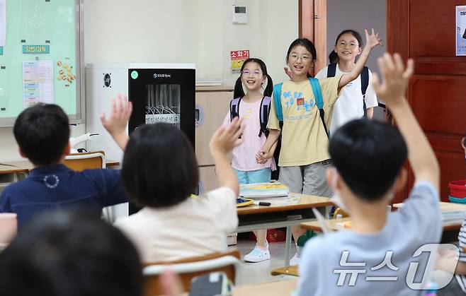 5일 오전 여름방학을 마치고 개학한 경기 수원시 영통구 잠원초등학교에서 학생들이 등교하고 있다. 2025.8.5/뉴스1 ⓒ News1 김영운 기자