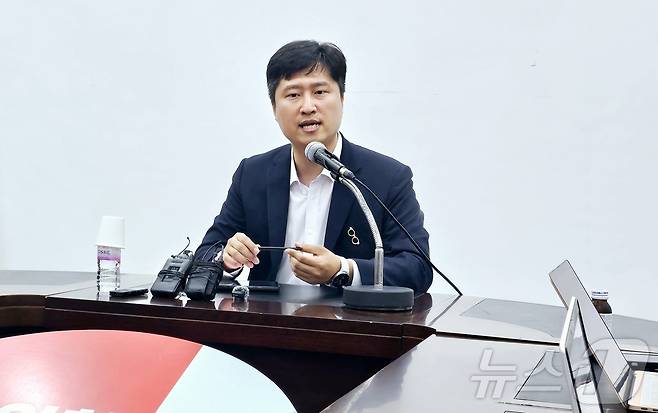 우재준 국민의힘 의원(대구 북구갑)이 5일 국민의힘 대구시당에서 기자회견을 열고 청년최고위원 출마의 변을 밝히고 있다. 2025.8.5/뉴스1 ⓒ News1 남승렬 기자
