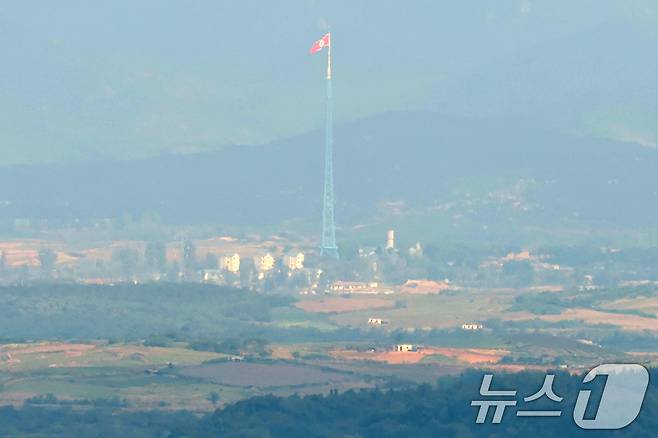 북한 황해북도 개풍군 기정동 마을에 대형 인공기가 휘날리고 있다. 2024.10.10/뉴스1 ⓒ News1 민경석 기자