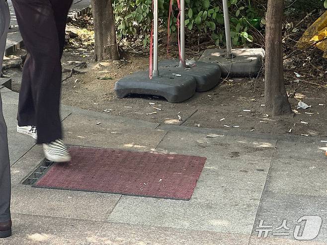 통행로 인근 바닥에 버려져있는 담배꽁초들. 2025.08.05/뉴스1 ⓒ News1 권준언 기자