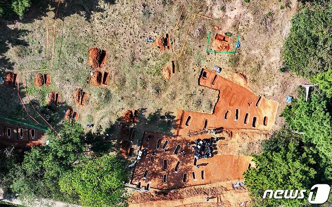 경기도 안산시 단원구 선감도에서 진실화해위원회 주최 선감학원 아동 인권침해 사건 유해발굴 현장 언론공개 설명회가 열리고 있다.(공동취재) 2023.10.25/뉴스1 ⓒ News1 김도우 기자