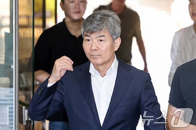 '도이치모터스 주가조작 사건' 당시 김건희 여사의 계좌를 관리한 것으로 알려진 이종호 전 블랙펄인베스트 대표가 5일 오전 서울 서초구 서울중앙지방법원에서 열린 영장실질심사에 출석하고 있다.2025.8.5/뉴스1 ⓒ News1 민경석 기자
