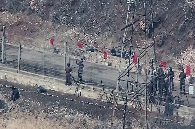 북한군이 동부전선 철책 상하단을 보수하는 모습. (합참 제공, 판매 및 DB 금지) 2025.3.27/뉴스1