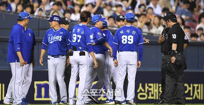 삼성 박진만 감독이 심판진과 이야기를 나누고 있다. 잠실 | 최승섭기자 thunder@sportsseoul.com