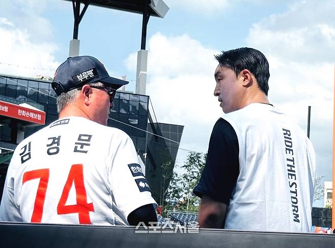 김경문 감독이 손아섭과 이야기를 나누고 있다. 대전 | 박연준 기자 duswns0628@sportsseoul.com