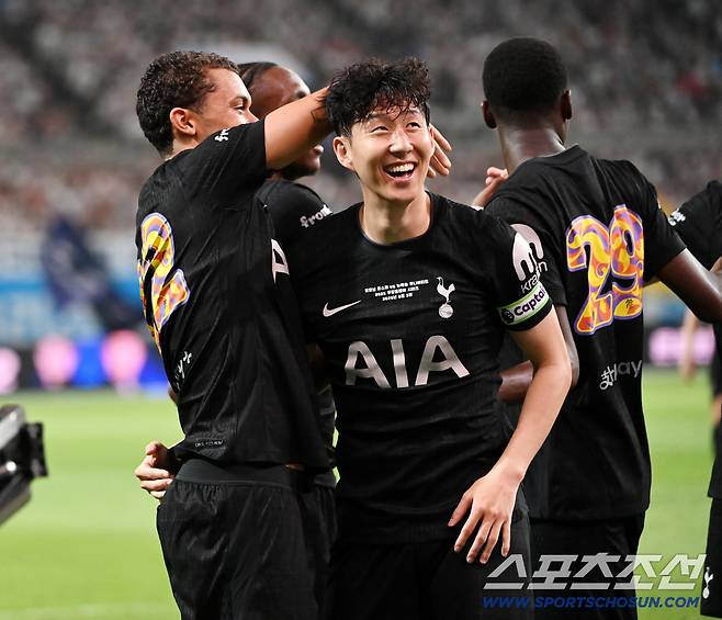 3일 서울월드컵경기장에서 열린 토트넘과 뉴캐슬의 경기, 토트넘 브레넌 존슨이 선제골을 터뜨린 후 손흥민과 기쁨을 나누고 있다. 상암=허상욱 기자wook@sportschosun.com/2025.08.03/