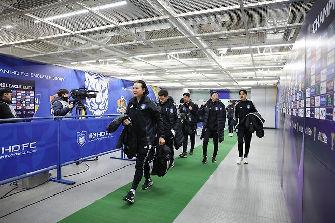 울산문수축구경기장/ 2024-2025 AFC 챔피언스리그 엘리트/ ACLE/ 리그스테이지 8차전/ 울산HDFC vs 산둥타이산/ 울산 김판곤 감독/ 선수단 도착/ 사진 김정수