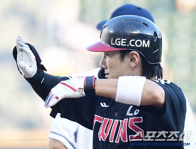 27일 잠실구장에서 열린 두산과 LG의 경기. 3회 1타점 적시타를 날린 LG 신민재. 잠실=송정헌 기자songs@sportschosun.com/2025.07.27/