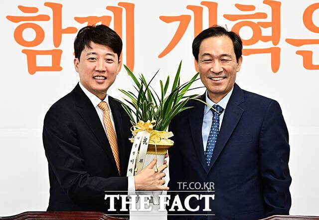 김건희 특별검사팀의 압수수색으로 출범 직후부터 난항을 겪었던 개혁신당이 다시 닻을 올렸다. 사진은 이준석(왼쪽) 개혁신당 대표가 4일 국회에서 우상호 대통령실 정무수석을 접견하며 이재명 대통령이 보낸 축하 난을 선물 받는 모습. /배정한 기자
