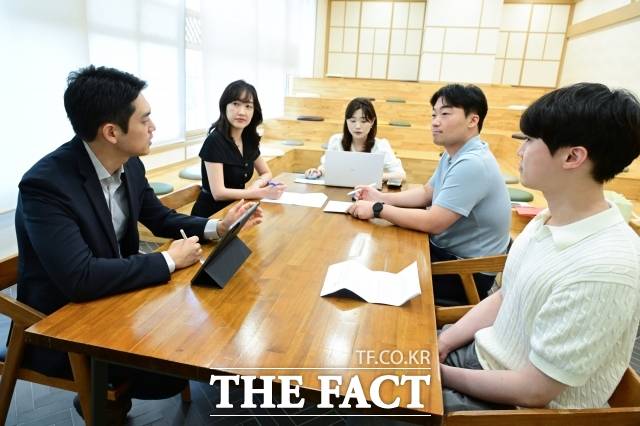 지난달 30일 오후 기업은행 본점에서 영스타 PB들이 더팩트와 인터뷰를 하고 있다. (왼쪽부터) 임지호 팀장(반포자이 WM센터), 유수정 팀장(역삼 WM센터), 이병권 팀장(천안 WM센터), 김근수 팀장(중계동 WM센터). /남윤호 기자