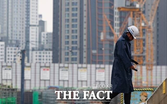 정부는 사회적 대롸와 점진적 도입을 강조하고 있다. 지난달 16일 서울 시내 한 공사현장에서 근로자들이 이동하고 있다. /뉴시스