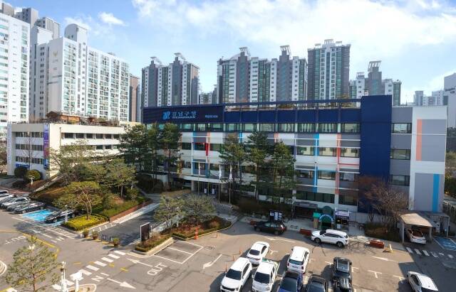 강남구는 고립 취약계층을 대상으로 AI 기반 복지서비스를 활용해 민생회복 소비쿠폰 신청과 사용 방법을 안내한다. 강남구청 전경. /강남구