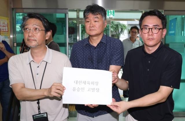 지난 7월 9일 체육시민연대 등 4개 시민단체가 유승민 대한체육회장을 서울지방경찰청에 고발하는 모습. 왼쪽부터 정용철 체육시민연대 공동대표, 이대택 스포츠 인권 연구소 대표, 김현수 체육시민연대 집행위원장. / 뉴시스