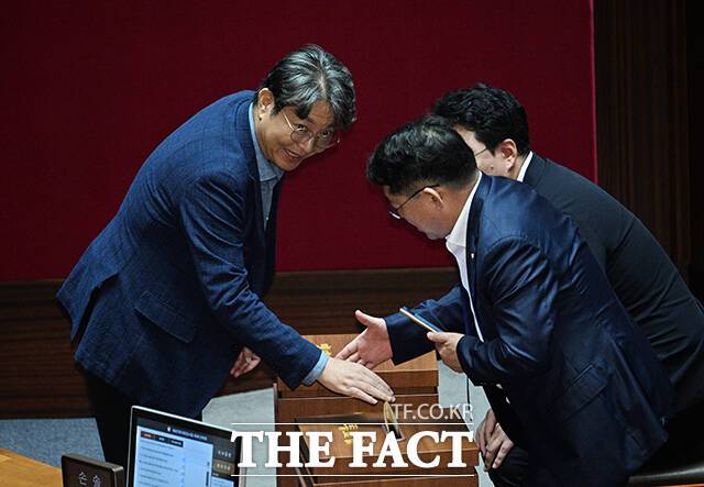 '차명 주식 거래 의혹'을 받는 이춘석 더불어민주당 의원이 5일 오후 서울 여의도 국회에서 열린 본회의에 참석해 투표하고 있다. /국회=박헌우 기자