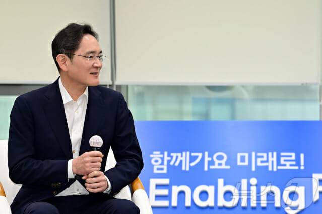 이재용 삼성전자 회장이 지난 3월 서울 강남구 삼성 청년 SW 아카데미(SSAFY)에서 당시 이재명 더불어민주당 대표와 환담을 하고 있다. (사진=뉴스1)