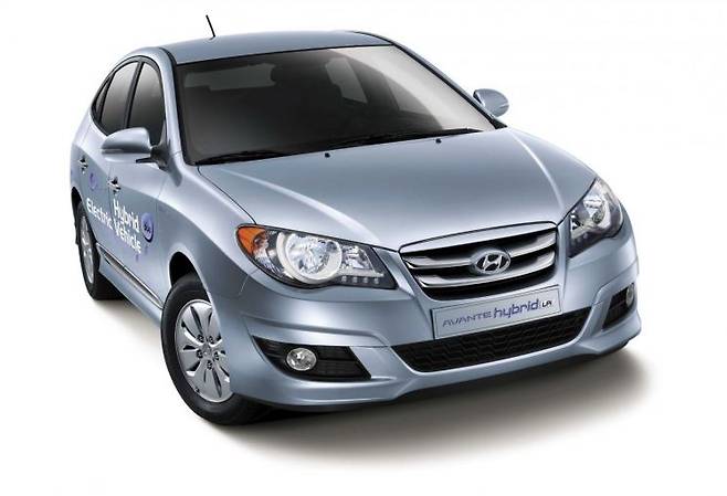 현대차 최초의 하이브리드 차량인 '아반떼 LPi 하이브리드'. 이 차에 현대차와 LG화학은 세계 최초로 양산차에 리튬이온 배터리를 적용했다. 현대차 제공