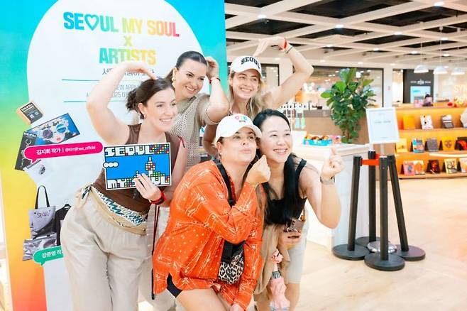 방문객들이 서울마이소울샵 세종문화회관점에서 신규 아트콜라보 상품을 구매하고 있다. 서울관광재단