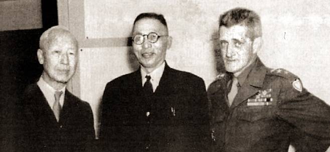존 하지(오른쪽) 미 군정 사령관과 자리를 함께한 이승만(왼쪽)과 김구. 문유미 미 스탠퍼드대 교수는 “미 군정과 이승만의 갈등은 매우 심각했다”고 분석했다./조선일보 DB