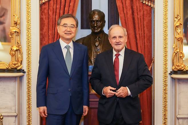 조현 외교부 장관이 지난 7월 31일(현지시각) 미국 워싱턴DC에서 짐 리쉬 상원 외교위원장(공화)과 기념촬영을 하고 있다. /외교부