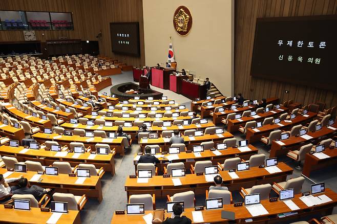 신동욱 국민의힘 의원이 4일 오후 서울 여의도 국회에서 열린 제427회 국회(임시회) 제3차 본회의에서 방송 3법 반대 필리버스터(무제한 토론)를 하고 있다. 대부분의 의원석이 비어있다./뉴시스