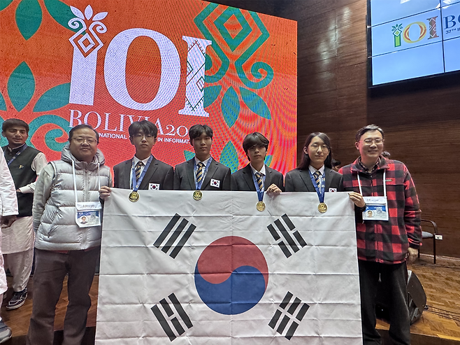 국제정보올림피아드에서 한국 대표단 4명이 전원 금메달을 받았다. 왼쪽부터 김성열 단장, 변재우·이유찬·정민찬·우민규 학생, 박희진 부단장. /과학기술정보통신부