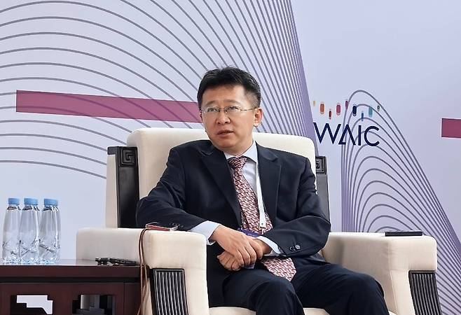 돤다웨이 아이플라이텍 수석 부사장이 최근 상하이에서 열린 2025 세계인공지능대회(WAIC)에서 취재진의 질문에 답하고 있다. /아이플라이텍 제공