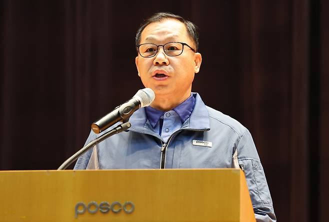 정희민 포스코이앤씨 사장이 지난 달 29일 인천 송도 본사에서 연이은 현장 사망사고와 관련한 담화문을 발표하고 있다./연합뉴스