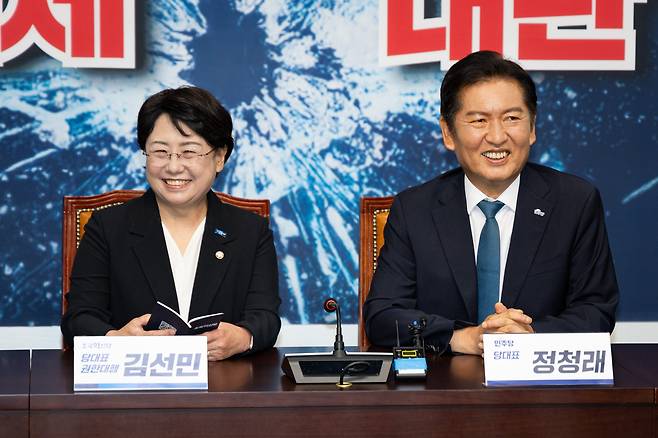 정청래 더불어민주당 대표가 5일 서울 여의도 국회에서 김선민 조국혁신당 당대표 권한대행을 예방하고 있다. /뉴스1