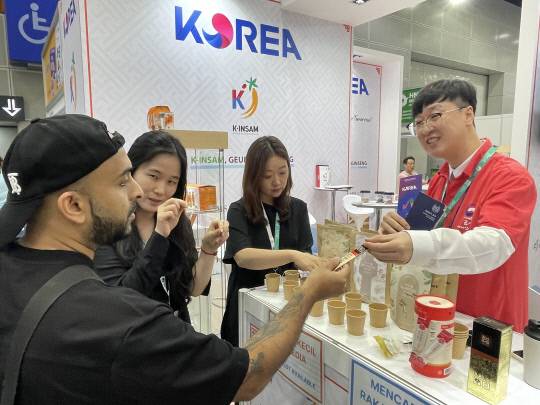 금산군은 2025 말레이시아 국제 식음료 전시회장 모습. 사진은 홍보관을 찾은 바이어 모습. 금산군 제공
