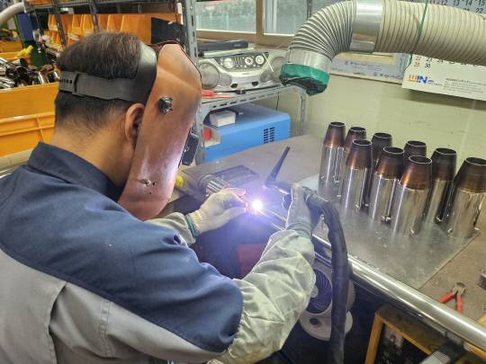 연막소독기 부품 용접 모습. 오인근 기자