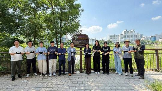 금강유역환경청은 5일 충남 천안시 서북구 직산읍 삼은리 소재 '직산(삼은)저수지'에 멸종위기 야생생물 2급인 가시연 100개체를 식재했다. 금강청 제공