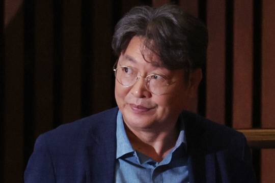 차명 주식거래 의혹을 받는 이춘석 더불어민주당 의원이 5일 국회 본회의에 출석해 방송법 개정안에 대한 기표를 한 뒤 투표함으로 이동하고 있다. 연합뉴스