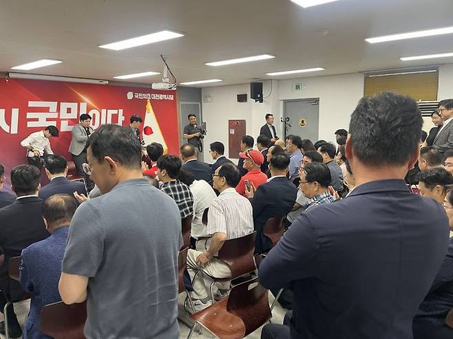 4일 오후 대전 정치권 관계자들과 당원들이 모여 있는 실내는 김 후보의 발언마다 뜨거운 호응을 내놨다. 반면 정청래 신임 더불어민주당 대표가 '위헌정당해산 심판청구' 가능성을 언급한 데 대해서는 냉정하고 신랄한 비판이 이어졌다. ⓒ데일리안 김수현 기자