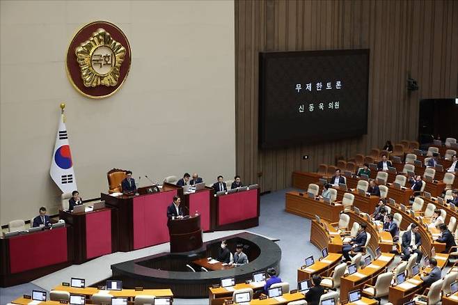 신동욱 국민의힘 의원이 4일 국회본청에서 열린 국회 본회의에서 '방송법 일부개정법률안(대안)'에 대한 무제한 토론(필리버스터)을 하고 있다. ⓒ데일리안 홍금표 기자