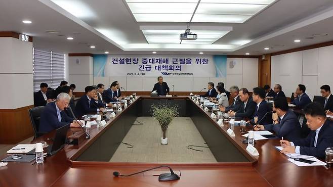 한승구 대한건설단체총연합회장이 지난 4일 열린 ‘건설현장 중대재해 근절을 위한 긴급 대책 회의’를 주재하고 있는 모습.ⓒ대한건설단체총연합회